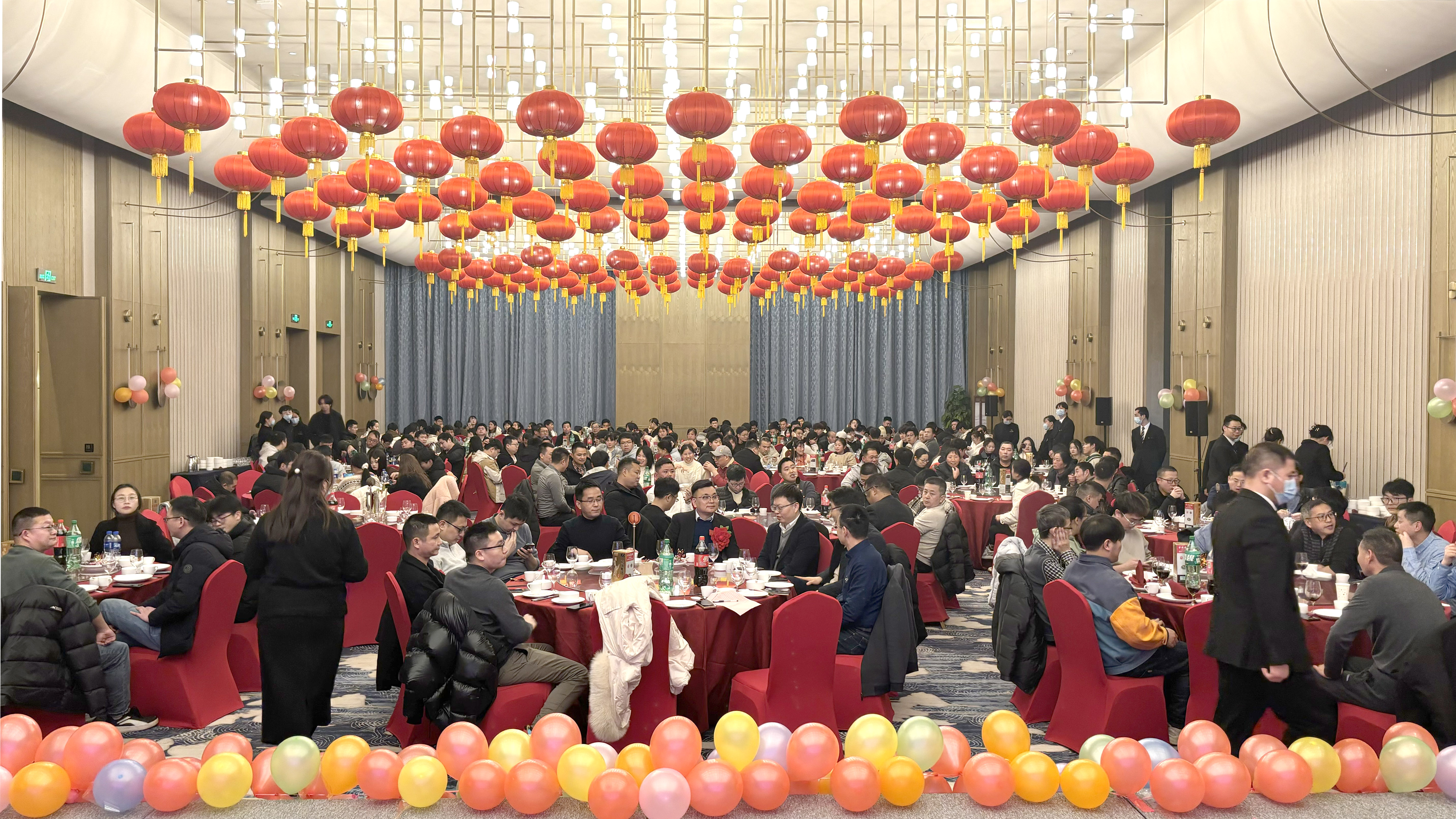 乘风破浪创佳绩 继往开来铸辉煌  熊猫体育微2023年度表彰大会暨2024年迎春晚会胜利召开