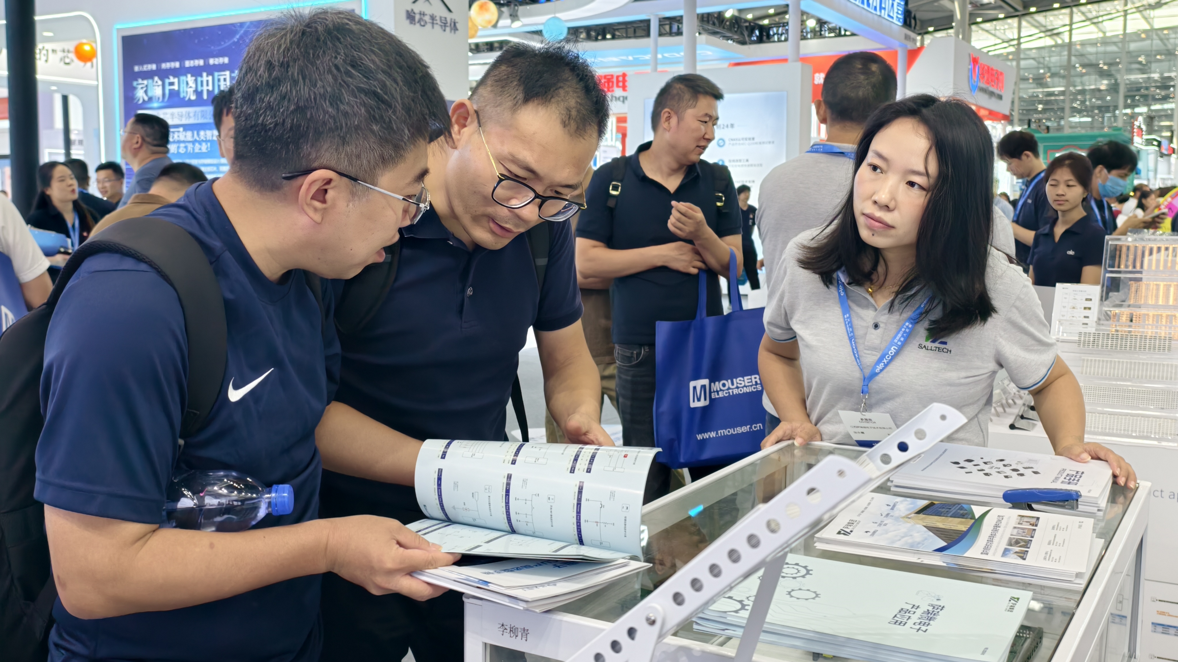 荣耀收官！江西熊猫体育微电子闪耀 2025 深圳电子展并荣获年度大奖